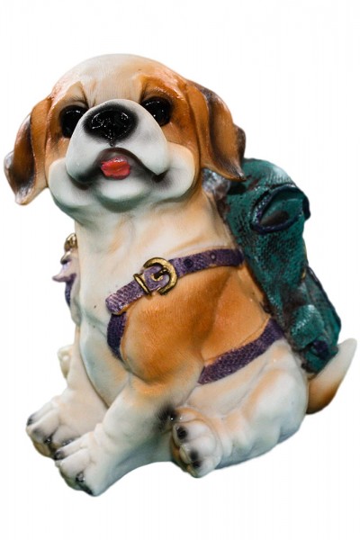 Hund mit Rucksack aus Polyresin als Spardose 6 Modell mix, Mass: h18cm b13cm